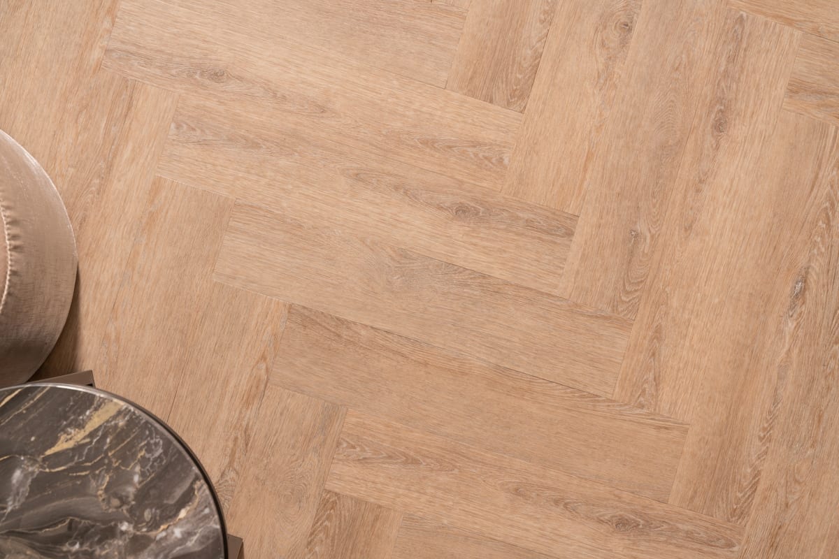 Warme PVC visgraatvloer met een marmeren bijzettafel